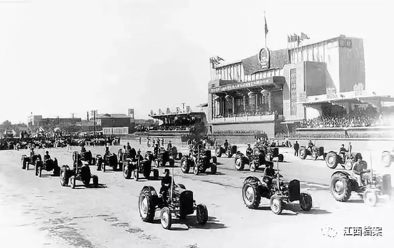 带着时代烙印的老照片，和你穿越到不同年代的八一广场