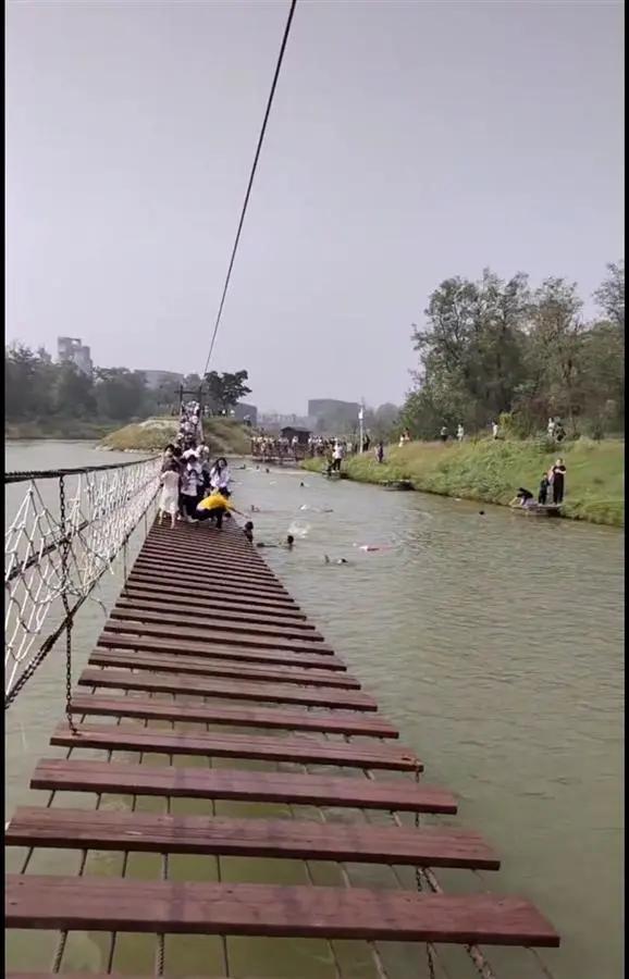 吊桥安全绳断裂,网红吊桥安全绳脱落