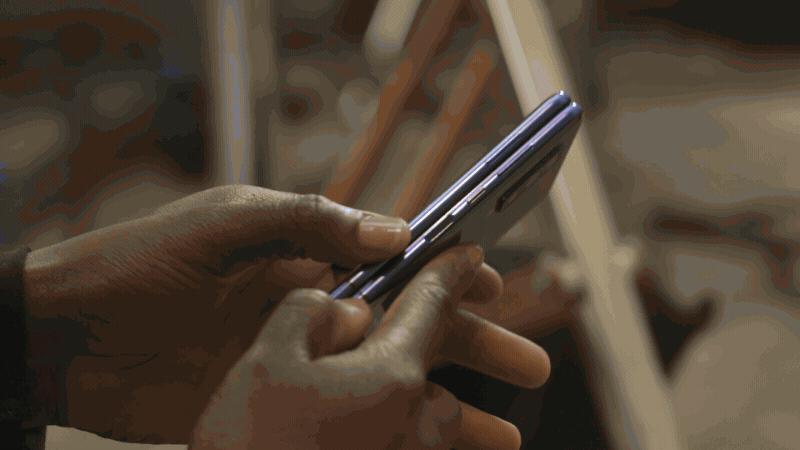 三星fold一代屏幕有条白线,三星galaxyfold内屏有一条亮线