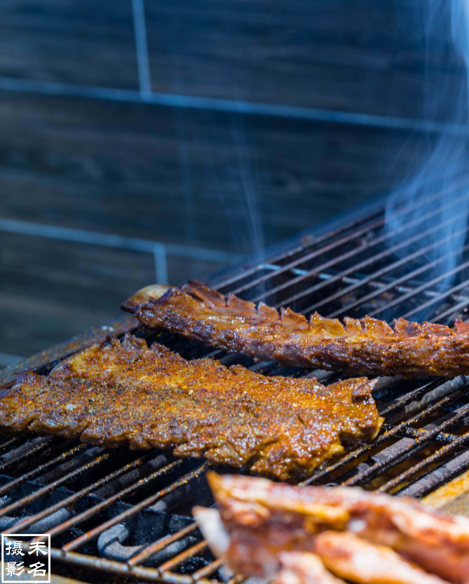 逛历史街区白象街，搭重庆最古老的电梯，游山城最繁华的美食夜市
