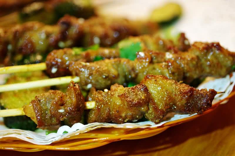 夜幕升起思北路口，285蚝味馆撸个串喝个酒聊个天！