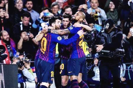 巴萨球员看苏醒砸电视反应,巴萨球迷怒砸电视gif