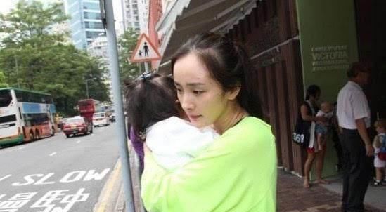 爱情与颜值无关，何炅妻子长这样！妻子颜值一般但夫妻感情非常好