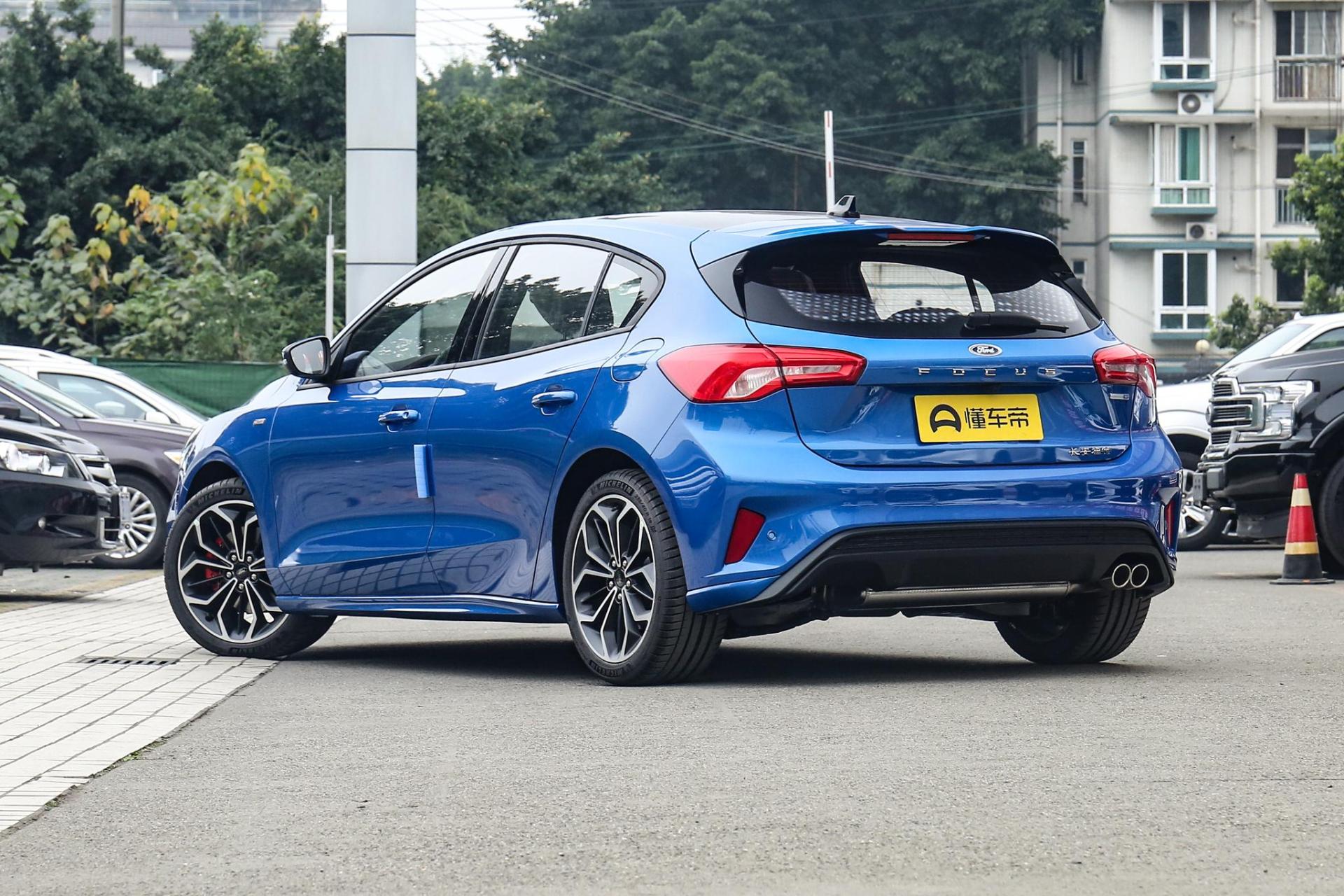 09福克斯1.8t两厢和三厢的区别,福克斯三厢买哪个版本性价比高