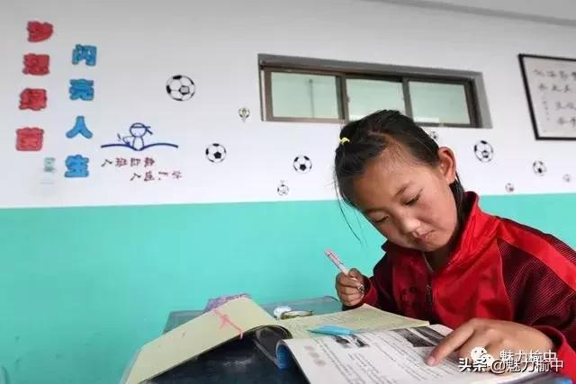 从兰州榆中县大山深处到英国赛场——和羊羔踢球的女孩儿