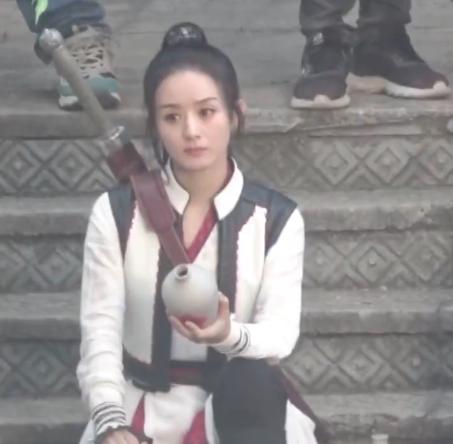 王一博看着小酒坛舔嘴唇，与赵丽颖气氛紧张，在拍“冷战戏”？