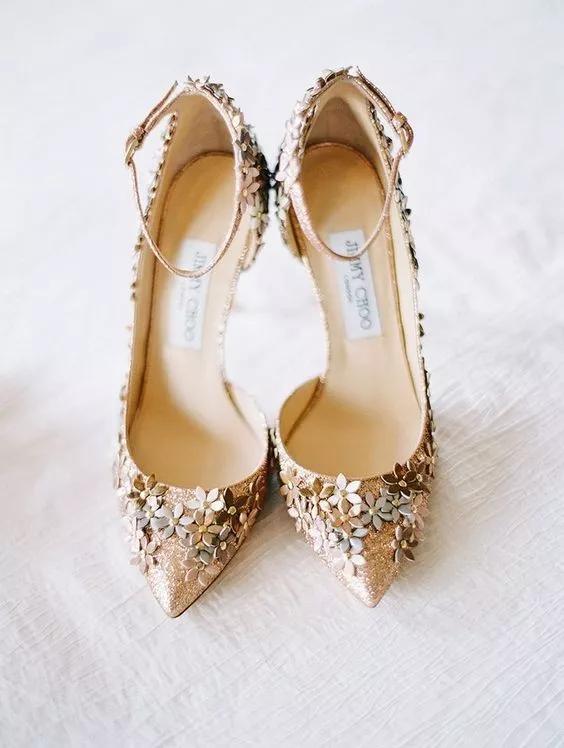 买了双白色高跟鞋，嫌太单调，稍加改造就美过新娘鞋，附教程