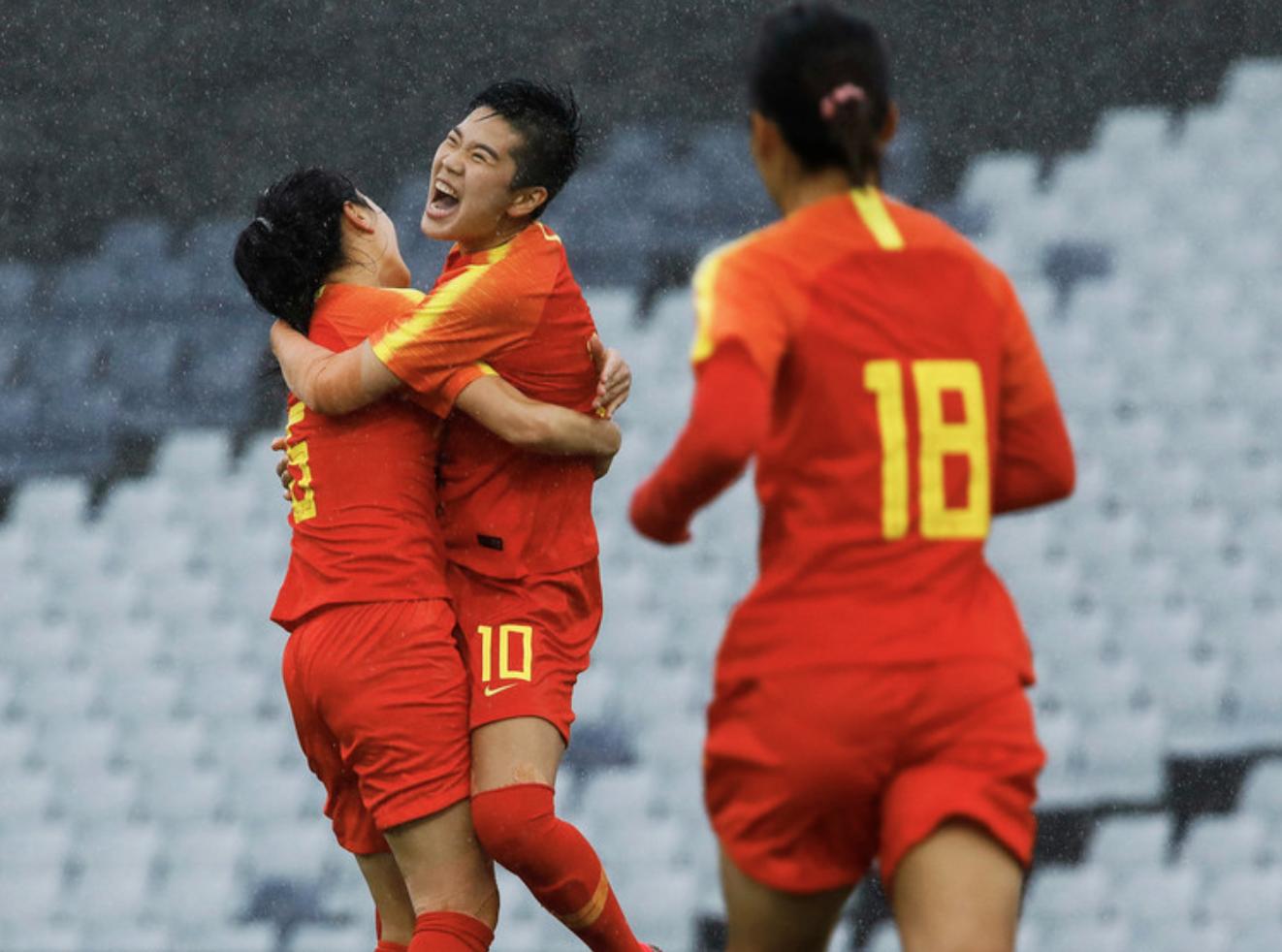 鼓舞中国女篮,中国女足网友欢呼