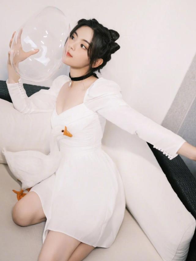 杨超越再度“逆袭”，穿小白裙清雅秀气，蝴蝶结发型俏皮减龄