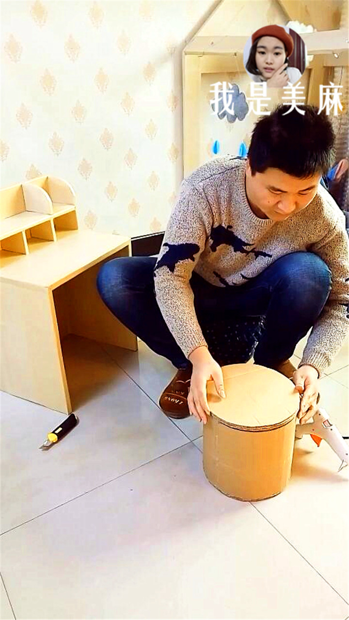 爸爸自制儿童书桌,废纸箱做书桌图片大全