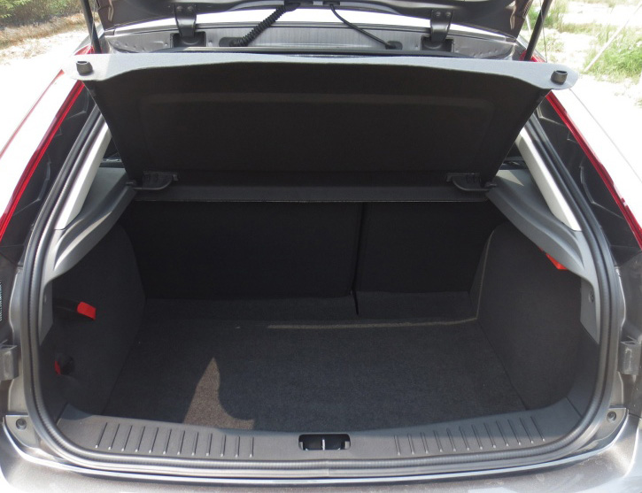 福克斯两厢2.0自动豪华运动,运动款福克斯与普通版的区别