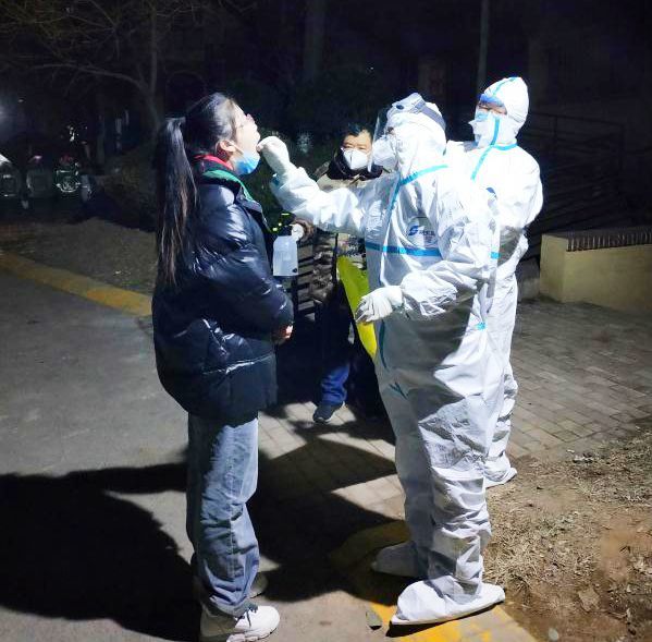 医护人员与孩子隔空喊话,抗疫医生隔空喊话