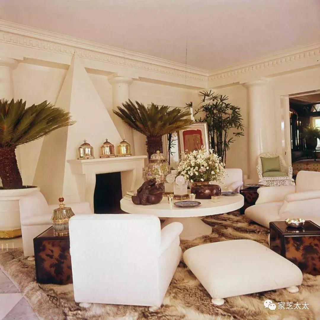 我和有钱人之间，就差一张白沙发了