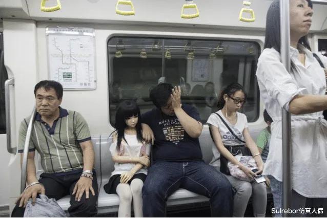 娃圈隐秘：*体娃实**娃背后的情感羁绊，成年人世界的孤独