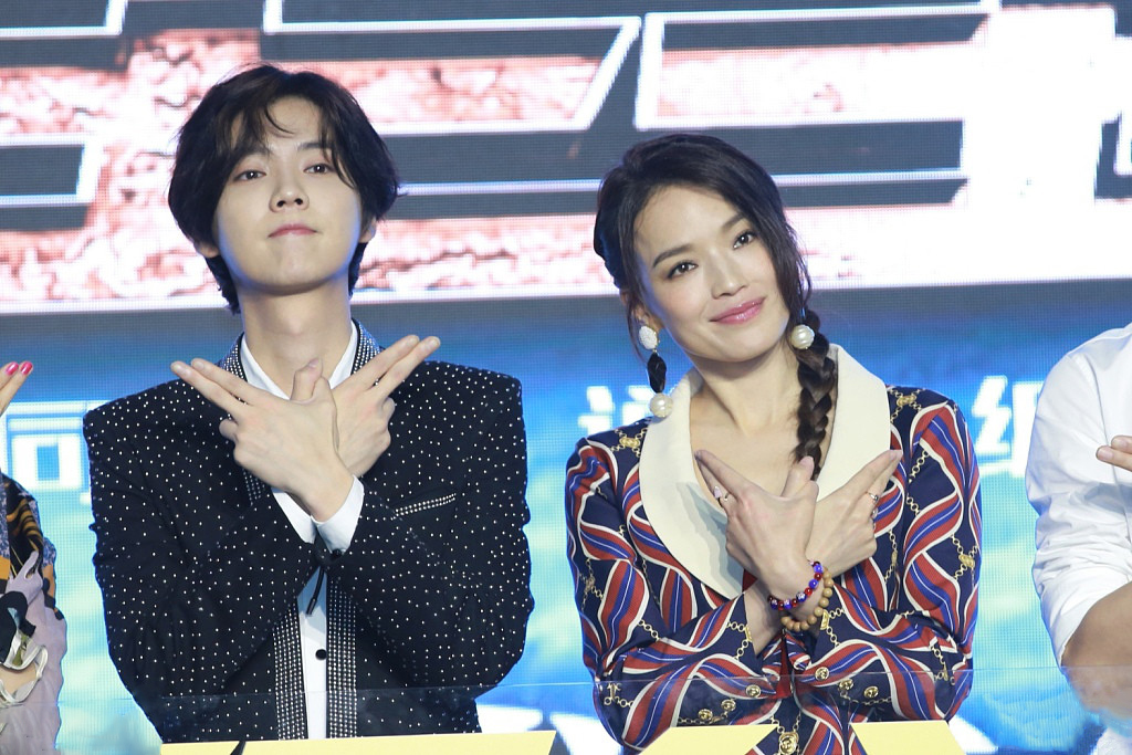 43岁舒淇发型女人味十足可盐可甜 (43岁舒淇穿不规则风衣裙配短靴)