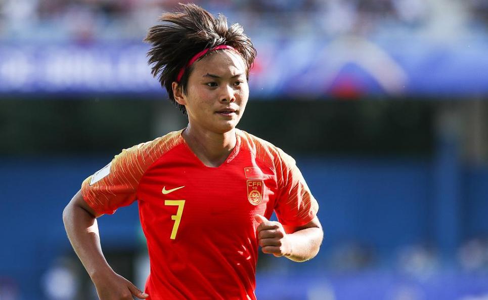 王霜赛后望向远方,王霜迎女足英超首秀