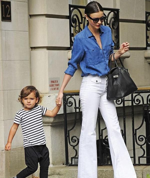 米兰达可儿以休闲搭配出镜,米兰达可儿穿粉色连衣裙接受采访