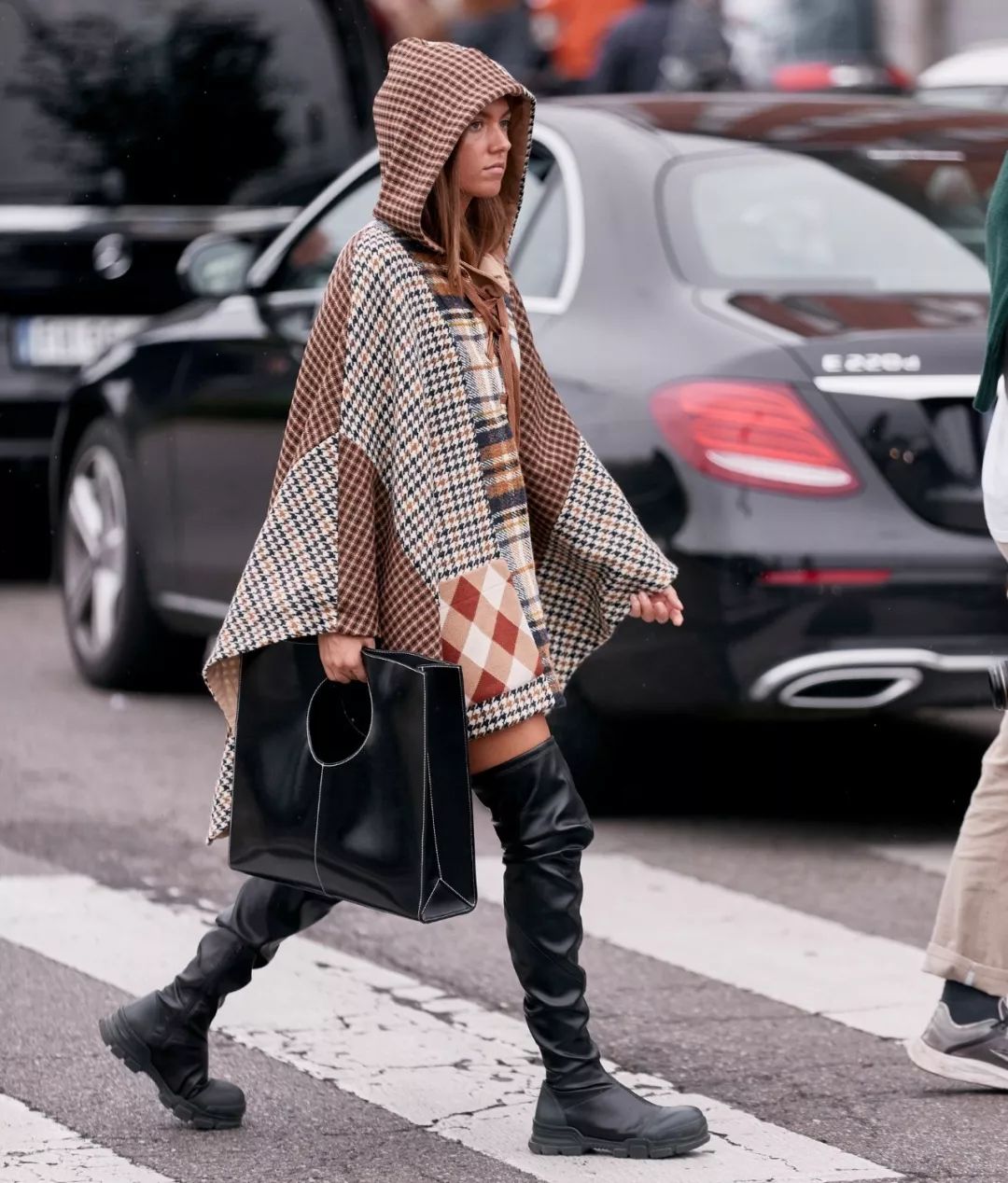 斗篷外套怎么搭配好看,斗篷外套怎么穿搭