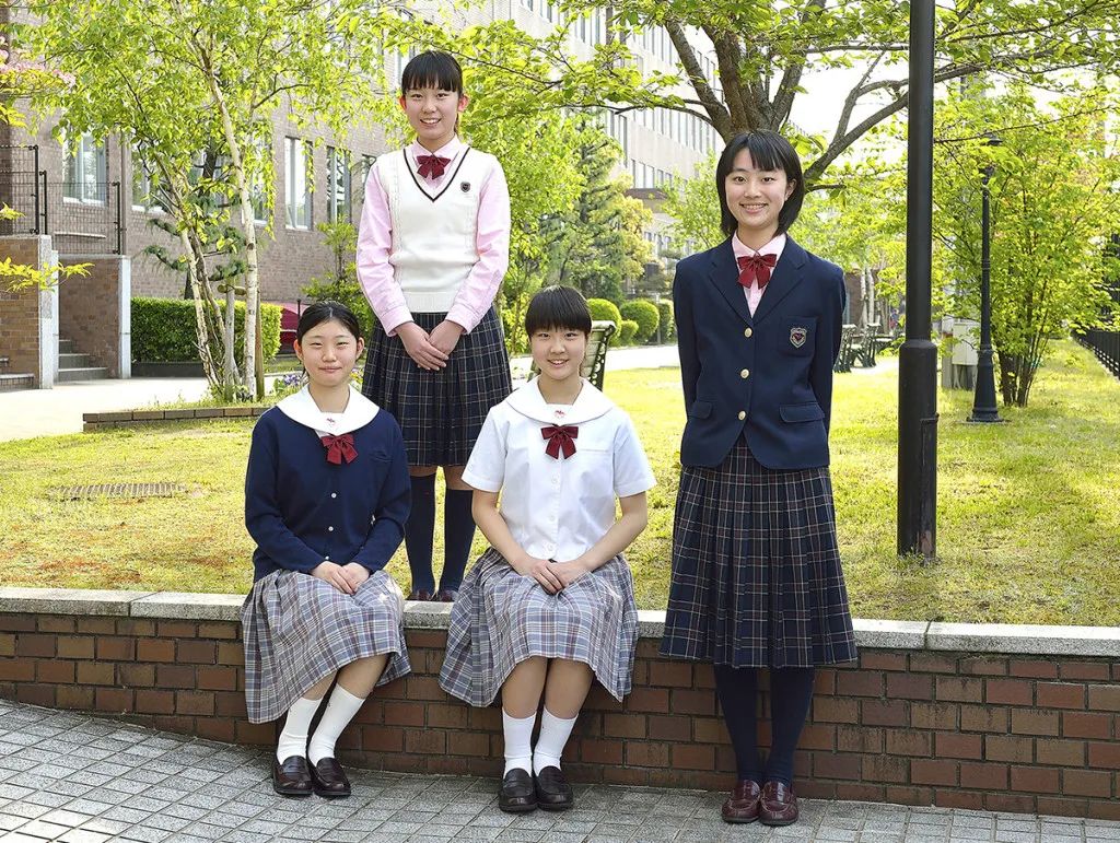 “可怕，中国女孩被JK制服绑架了”