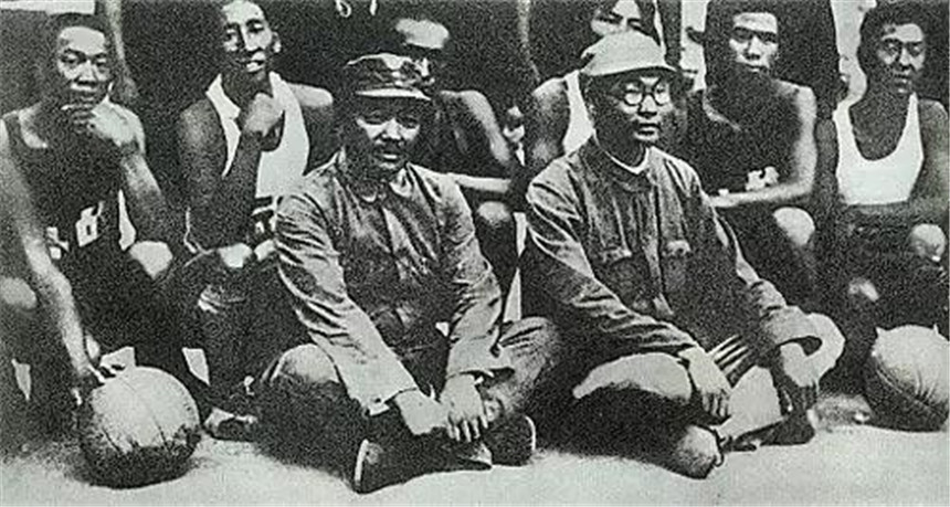 *小平邓**请贺龙担任国家体委主任，贺龙犹豫良久：毛主席的意见呢？