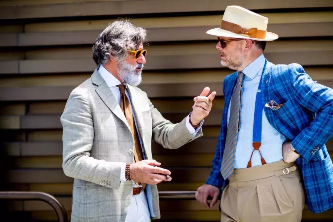 格纹西装搭配衬衫牛仔裤率性洒脱,不平凡气质穿搭