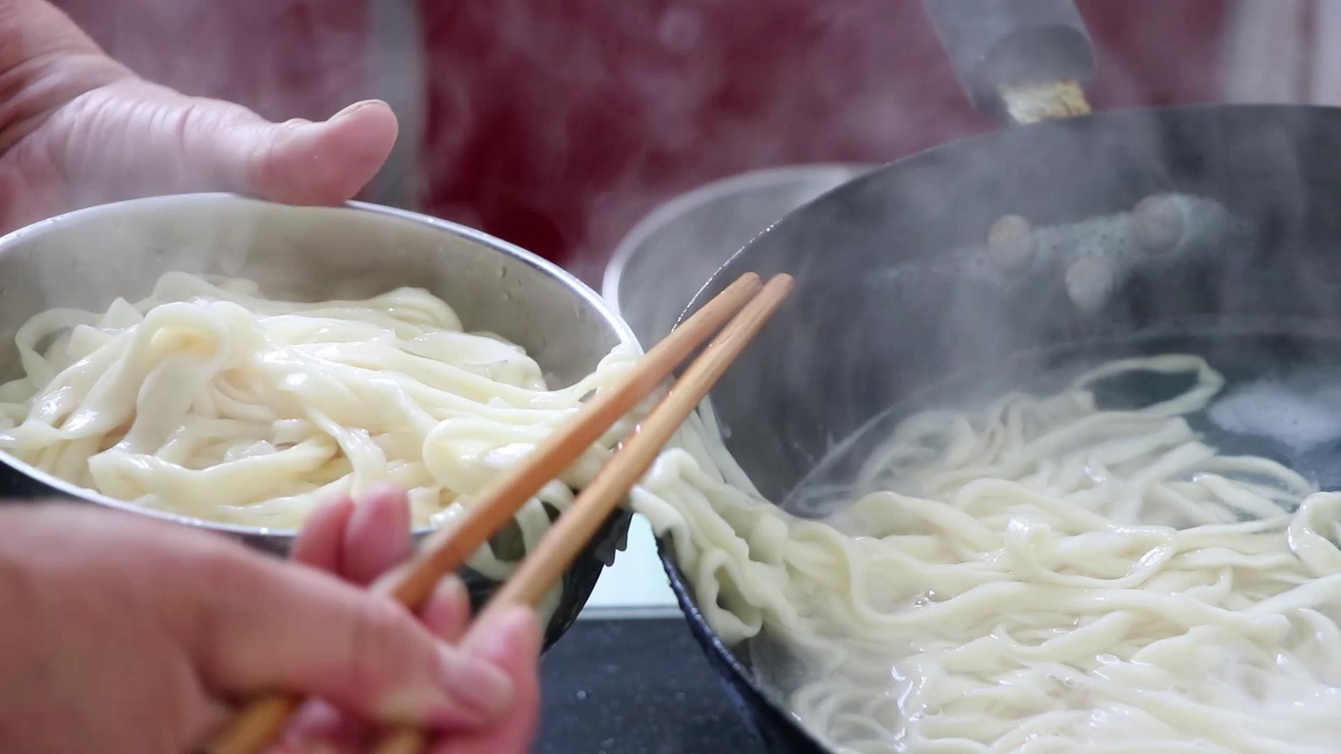 手擀面面条和面的正确配方,手擀面条怎样和面筋道商用