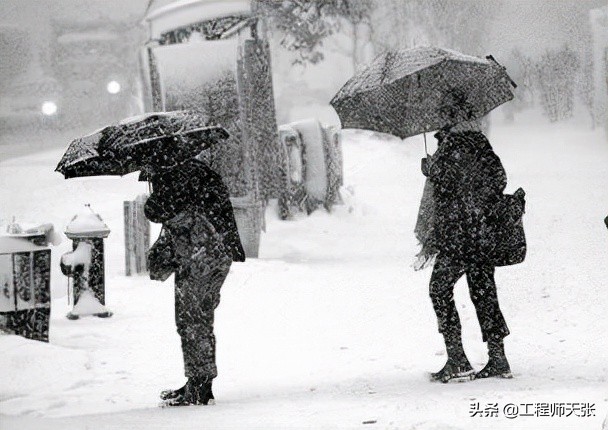 河北一父子出门被风雪吹着走,河北父子出门被风吹着走