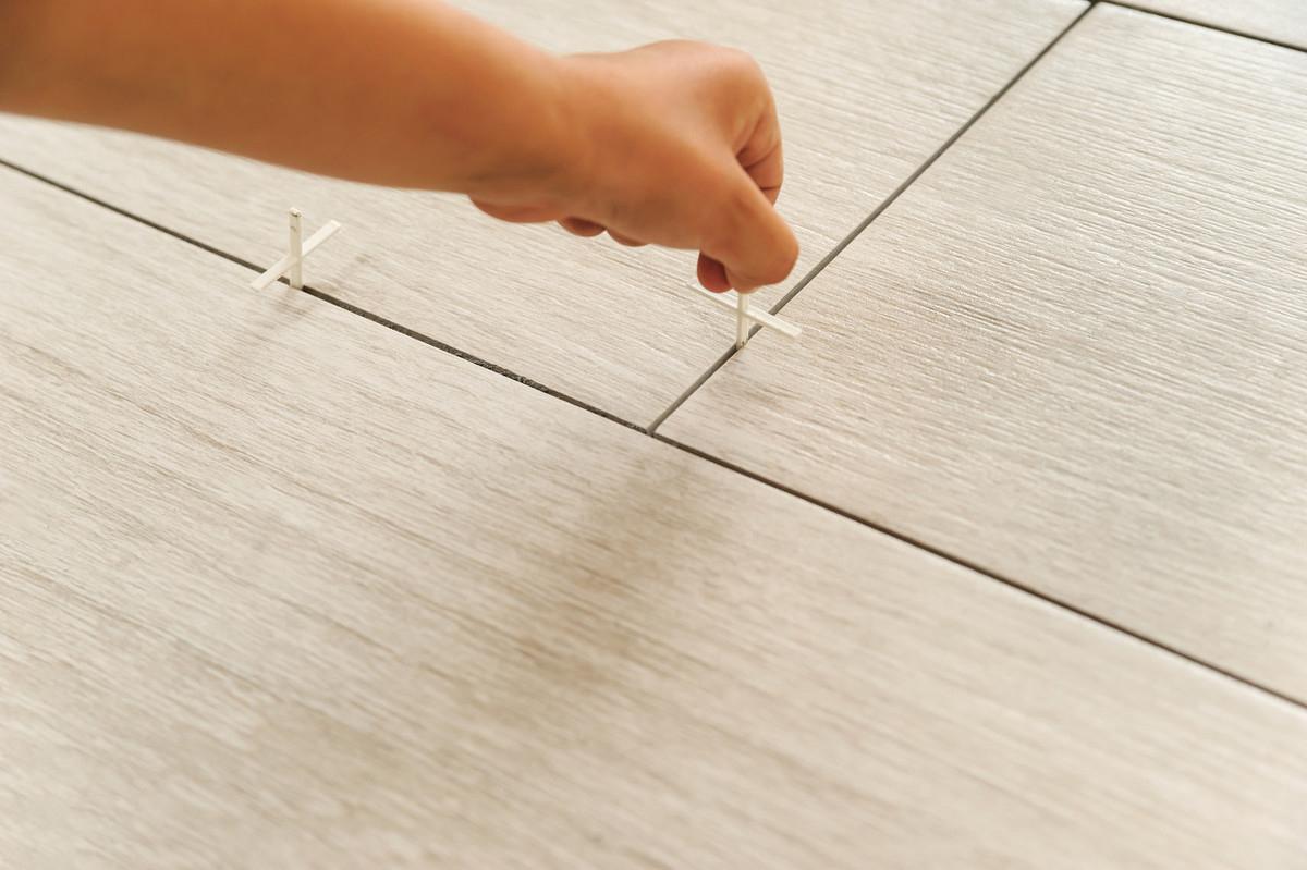 新房装修填缝好还是美缝好,墙上砖不做美缝留2mm做勾缝可以吗