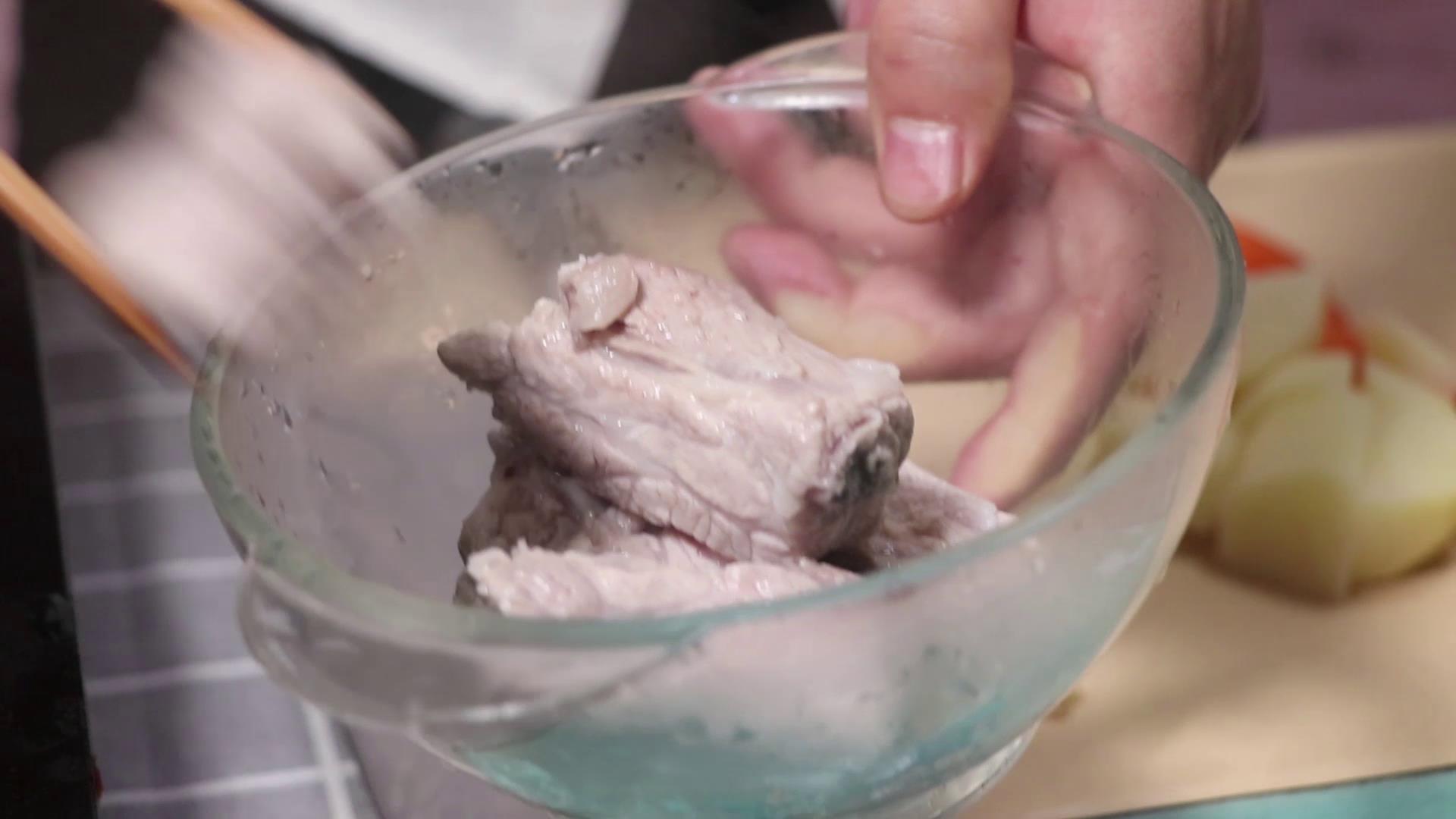 排骨焖饭加菜一锅出,排骨焖饭酱汁香辣口味