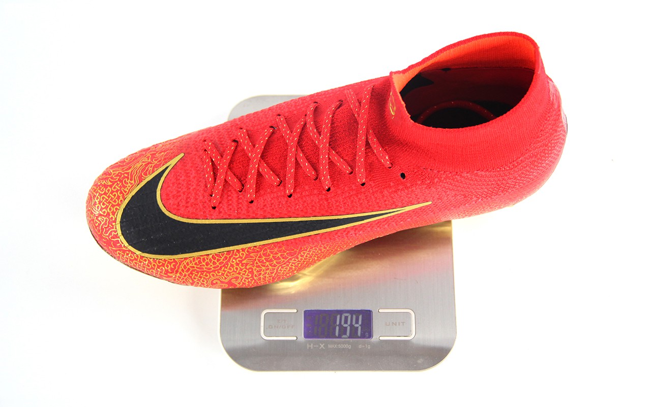 2018年cr7足球鞋天生领袖,中国金红色龙