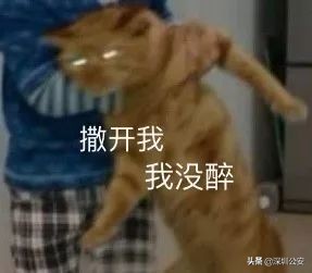 男子开车撞倒保安,男子骑车险被铁门砸到