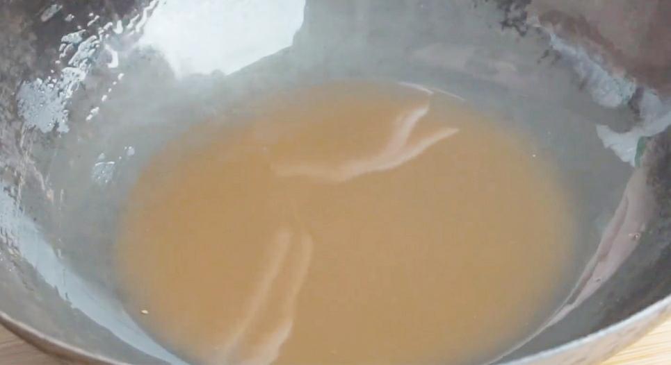 家用怎样做铁锅才能永远不生锈,生锈的铁锅别扔了学会这个小窍门