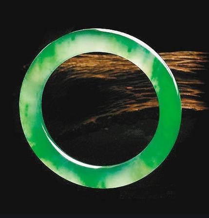 翡翠手镯基本知识大全,翡翠手镯的鉴赏方法和技巧