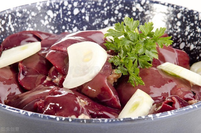 冬天腿上起皮屑是怎么解决,冬天腿上掉皮屑是什么原因