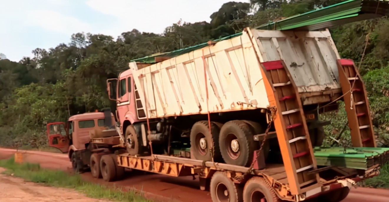 非洲牧师给穷人疯狂*脑洗**，几分钟就赚两万块，穷人激动得浑身抽搐