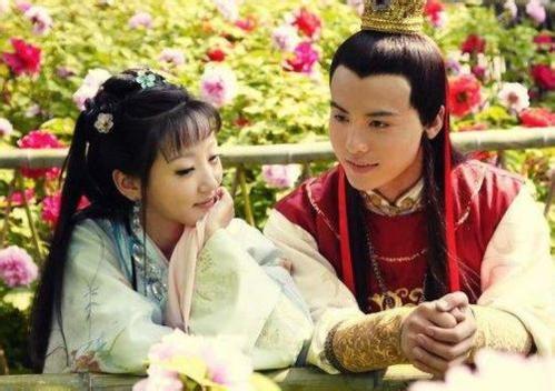 妻子上联：樱桃小口，齿椤椤，吞粗吐细，丈夫下联让她羞红了脸