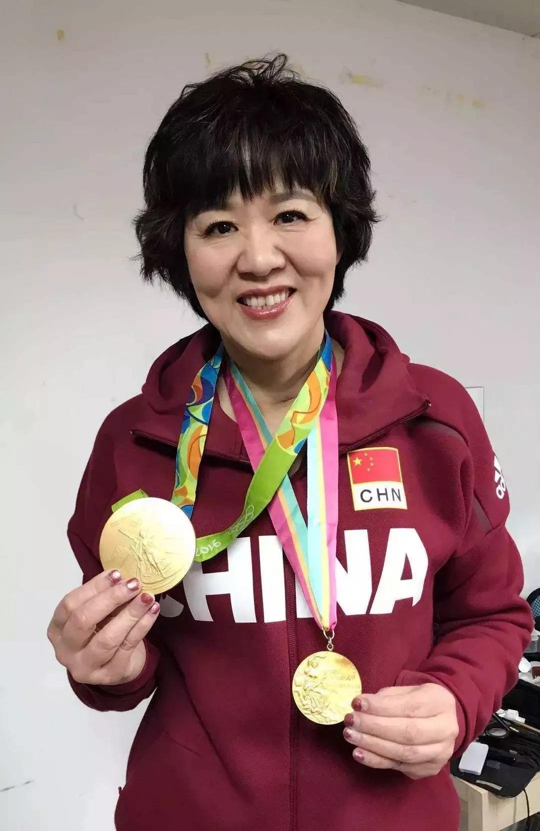 她是《夺冠》原型，却被巩俐三度拒演，退役后34年，郎平去哪了