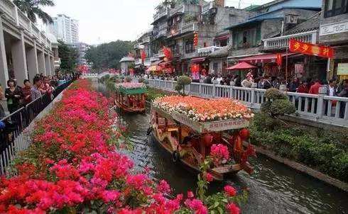 一池荷叶碧两岸荔枝红的意思,一湾湖水绿两岸荔枝红