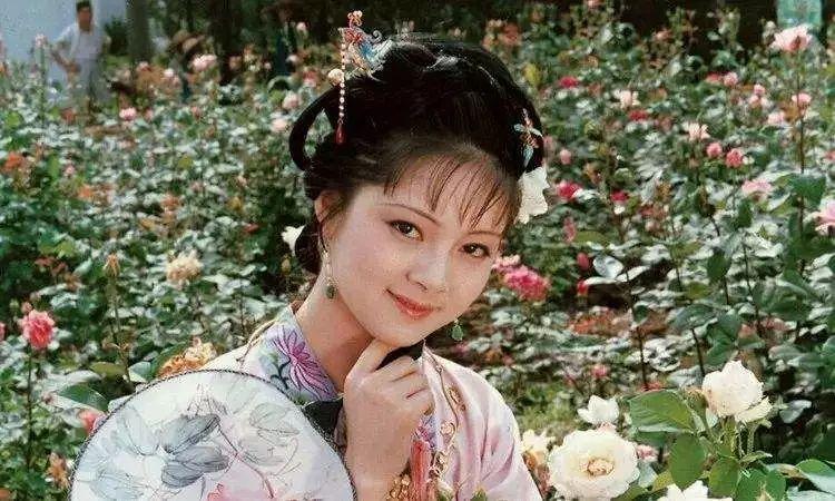 蘅芜苑是个很阴森诡异的地方,蘅芜苑是坟墓