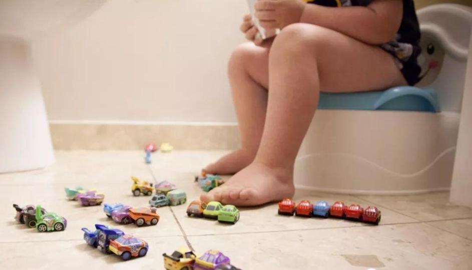 刚出生宝宝排便多少次才正常,新生儿排便次数多且绿色