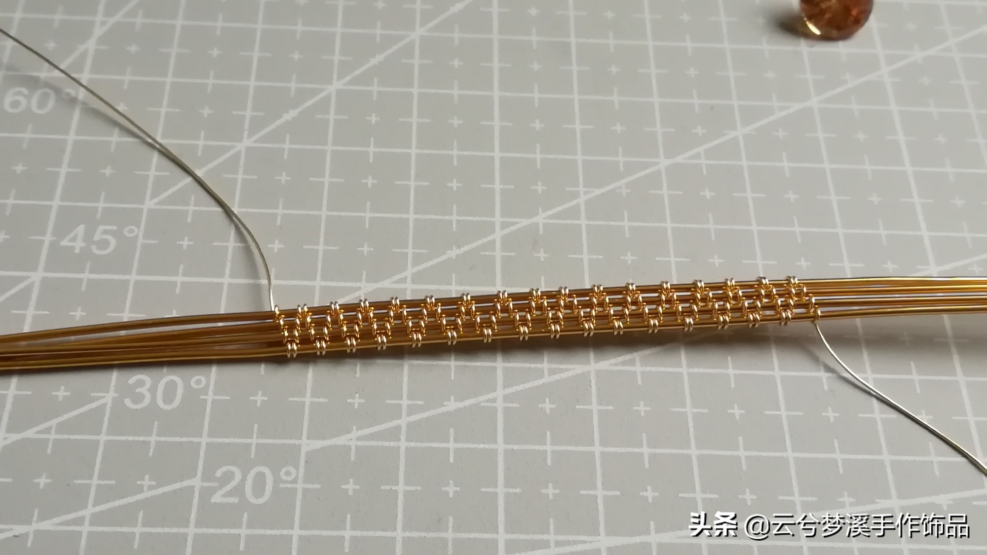 戒指最简单的绕线方法,一根扭扭棒蓝宝石戒指教程