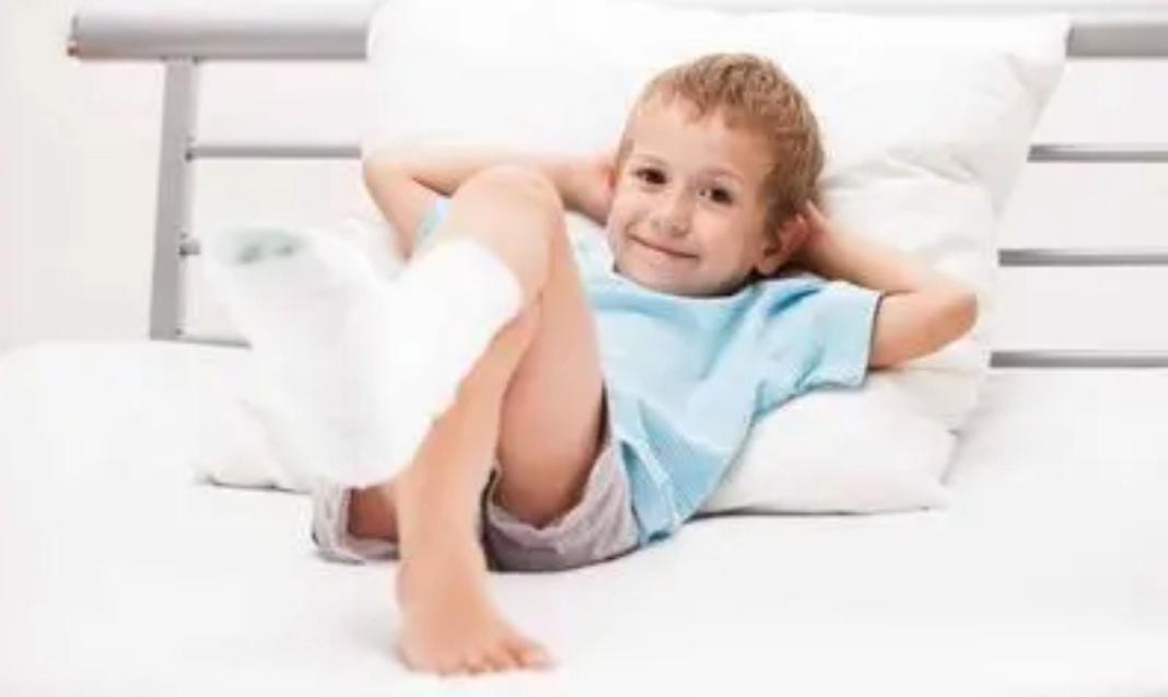 运动员脚踝扭伤最合理的处理方法,脚踝崴了软组织扭伤