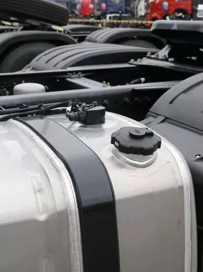 解放j6p最新款2.0有哪些安全配置,解放j6p420牵引车自重多少