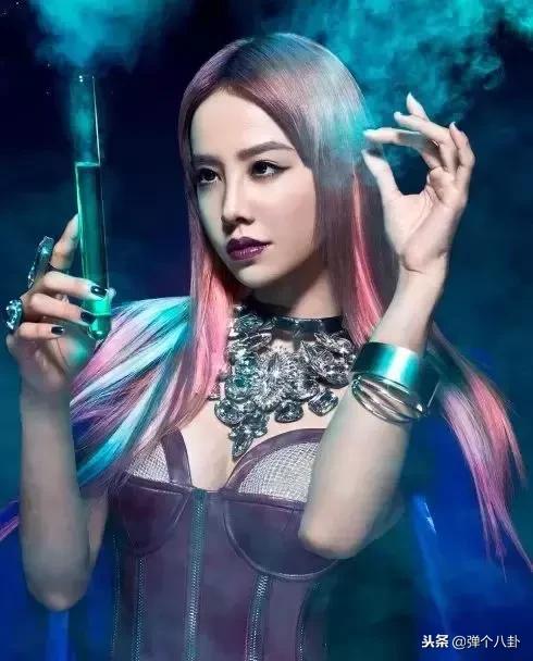 她曾被评为亚洲第一美女,她曾被誉为歌坛天后