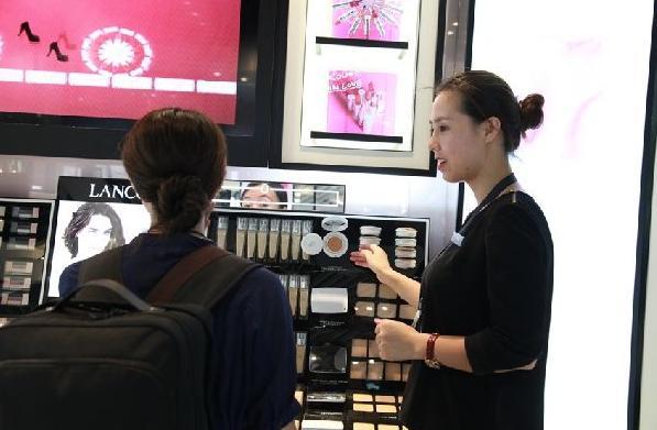 护肤柜姐怼刁钻顾客,化妆品柜姐服务态度实拍