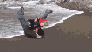 女孩因长得太像爸爸而崩溃大哭,女儿被说长得像男孩