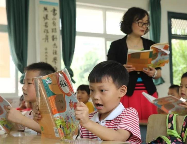 小学生作文下雨了一年级,小学生作文下雨天啦
