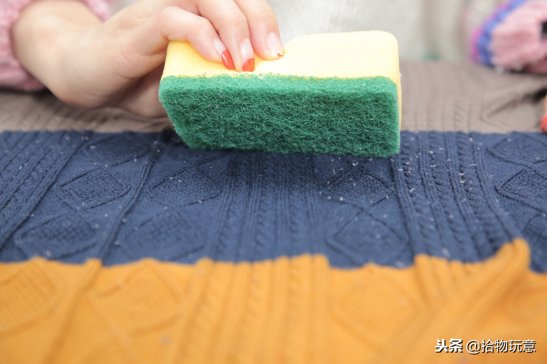 去毛衣上毛球最好的办法,没有粘毛器怎么处理毛衣上的毛球