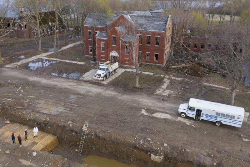 尸体堆积!纽约650名新冠死者无法入土,躺卡车8个月到腐烂