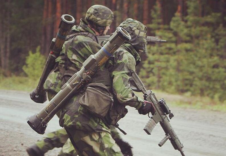 美国大兵最爱的瑞典火力，一人掀翻一辆坦克，一次性使用打完就扔